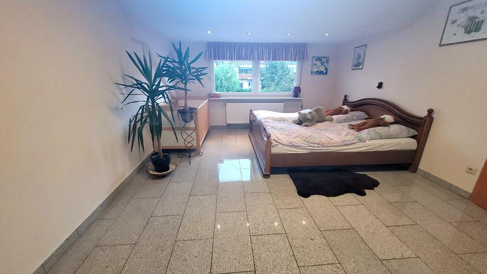 Einfamilienhaus Schwalbach - 10 Zimmer, 270 m&sup2;, 390.000&euro; | Angebot:23470755