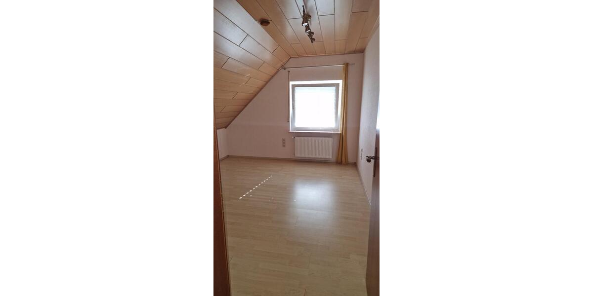 Dachgeschoßwohnung Saarbrücken West - 3 Zimmer, 83 m&sup2;, 570&euro; | Angebot:26630201