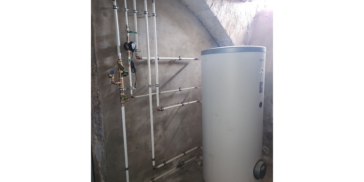 Top-Renditeobjekt: 5 Wohneinheiten im historischen Schulhaus mit großem Entwicklungspotenzial - Mehrfamilienhaus, Wohnhaus Althornbach Bödingerhof | Angebot:24700023