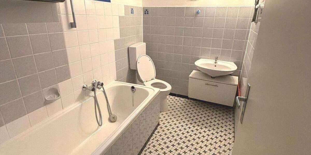 Etagenwohnung Saarbrücken St Johann - 3 Zimmer, 74 m&sup2;, 630&euro; | Angebot:25734880