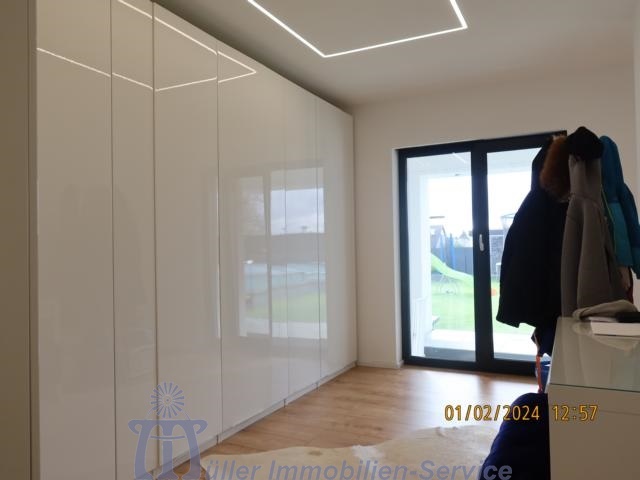 Modernes luxuriöses Wohnhaus, Bungalowstil, mit Außenpool, in schöner Stadtrandlage - Einfamilienhaus Homburg | Angebot:14540143