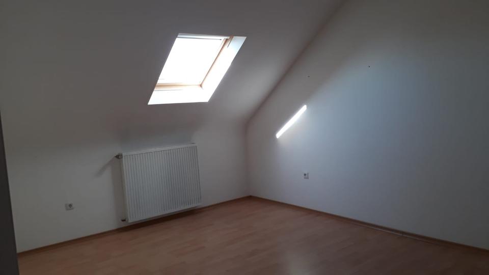 Dachgeschoßwohnung Schwalbach - 1 Zimmer, 110 m&sup2;, 750&euro; | Angebot:25917917