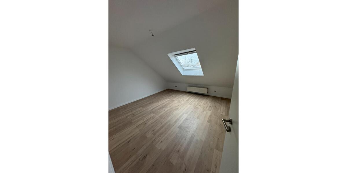 Dachgeschoßwohnung Saarlouis - 3 Zimmer, 7 m&sup2;, 950&euro; | Angebot:25892452