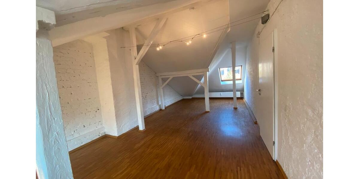 Dachgeschoßwohnung Saarbrücken Eschberg - 4 Zimmer, 125 m&sup2;, 950&euro; | Angebot:25852414