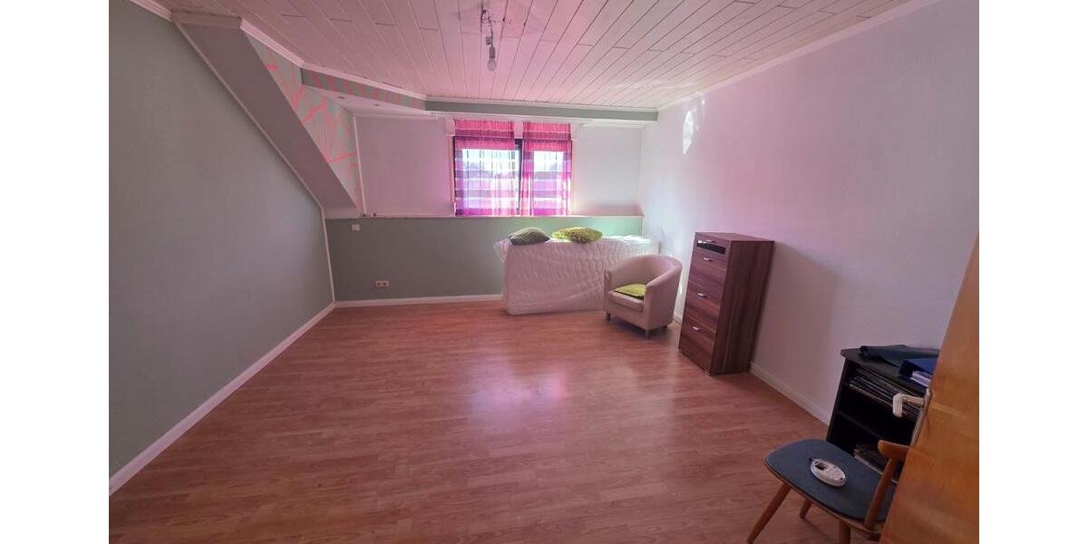 Dachgeschoßwohnung Friedrichsthal - 3 Zimmer, 93 m&sup2;, 1.050&euro; | Angebot:25765547