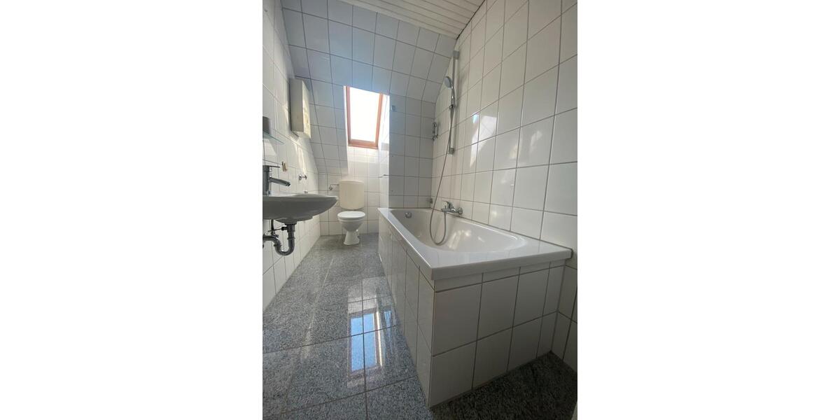 Dachgeschoßwohnung Saarbrücken Eschberg - 4 Zimmer, 125 m&sup2;, 950&euro; | Angebot:25852414