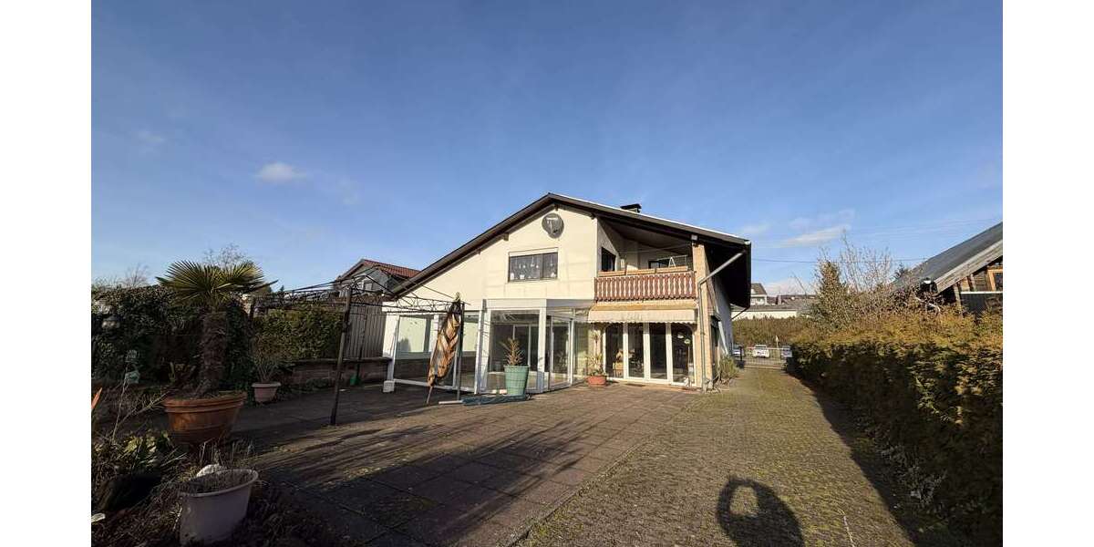 Einfamilienhaus Lebach - 10 Zimmer, 350 m&sup2;, 420.000&euro; | Angebot:24701196