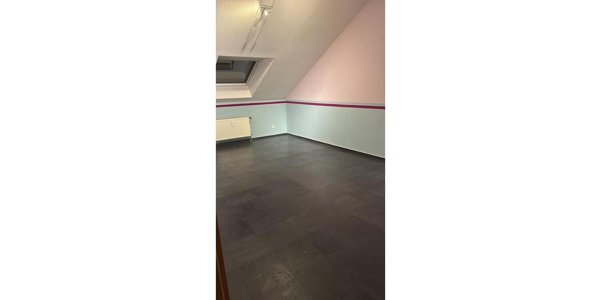 Dachgeschoßwohnung Bous - 5 Zimmer, 165 m&sup2;, 900&euro; | Angebot:25025158