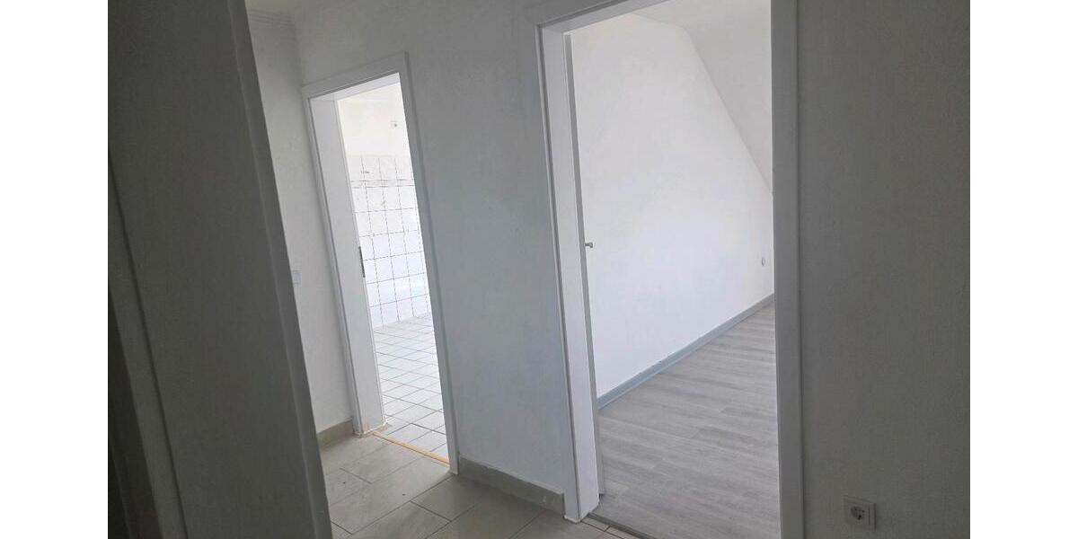 Dachgeschoßwohnung Saarbrücken West - 4 Zimmer, 105 m&sup2;, 700&euro; | Angebot:26681399