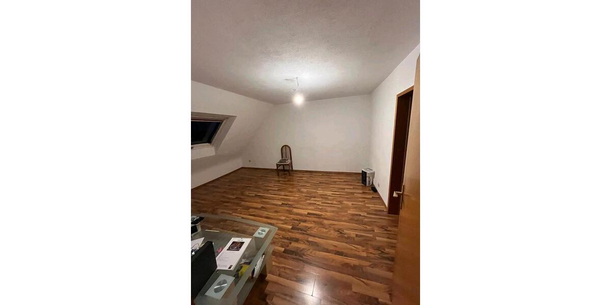 Dachgeschoßwohnung Homburg - 4 Zimmer, 100 m&sup2;, 1.300&euro; | Angebot:25361033