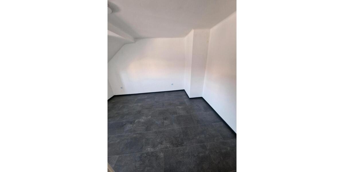 Dachgeschoßwohnung Schiffweiler - 4 Zimmer, 100 m&sup2;, 700&euro; | Angebot:25823304