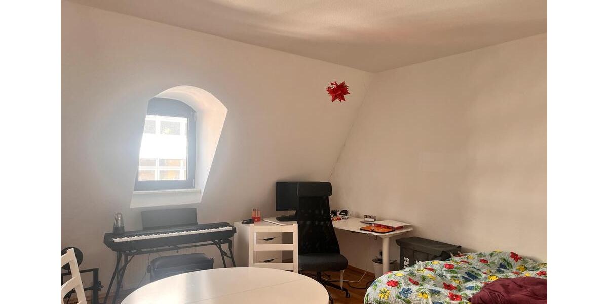 Dachgeschoßwohnung Saarbrücken - 5 Zimmer, 125 m&sup2;, 1.080&euro; | Angebot:25298112