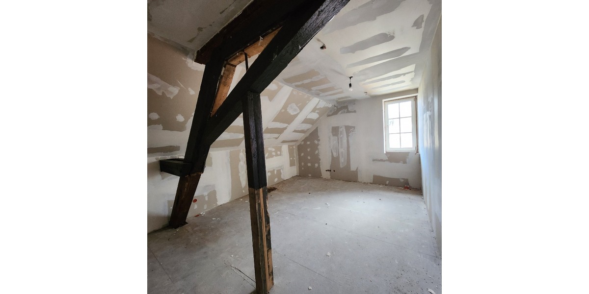 Top-Renditeobjekt: 5 Wohneinheiten im historischen Schulhaus mit großem Entwicklungspotenzial - Mehrfamilienhaus, Wohnhaus Althornbach Bödingerhof | Angebot:24700023