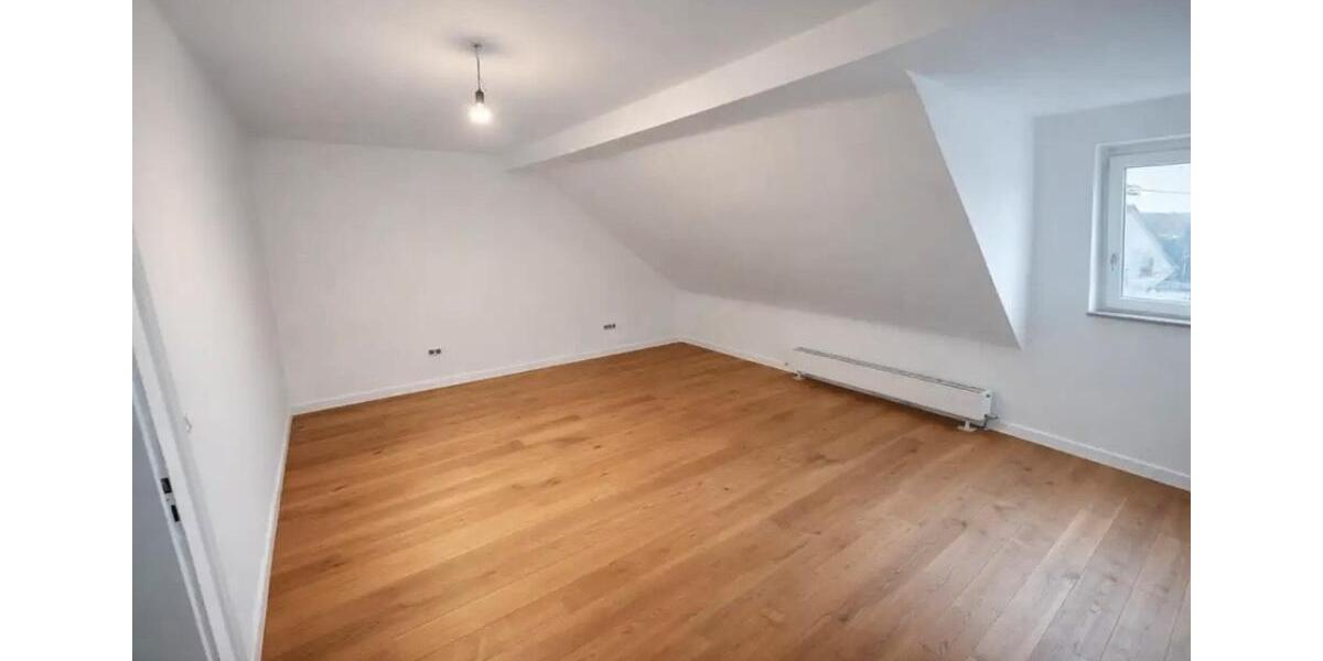 Dachgeschoßwohnung Saarbrücken West - 4 Zimmer, 110 m&sup2;, 750&euro; | Angebot:25118115