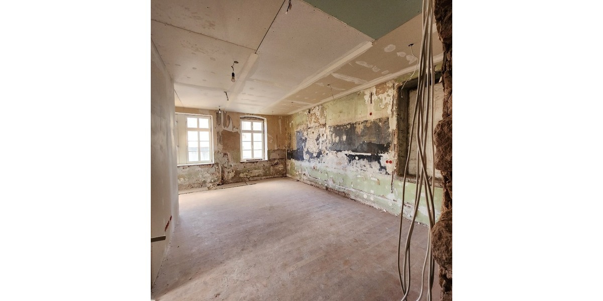 Top-Renditeobjekt: 5 Wohneinheiten im historischen Schulhaus mit großem Entwicklungspotenzial - Mehrfamilienhaus, Wohnhaus Althornbach Bödingerhof | Angebot:24700023