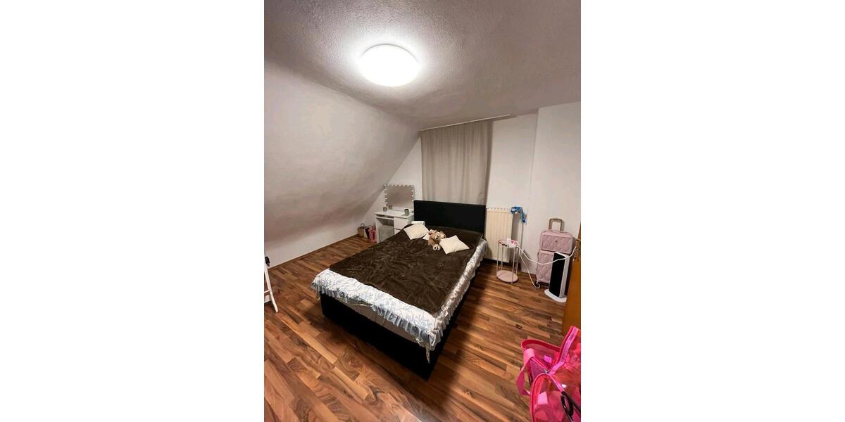 Dachgeschoßwohnung Homburg - 4 Zimmer, 100 m&sup2;, 1.300&euro; | Angebot:25361033