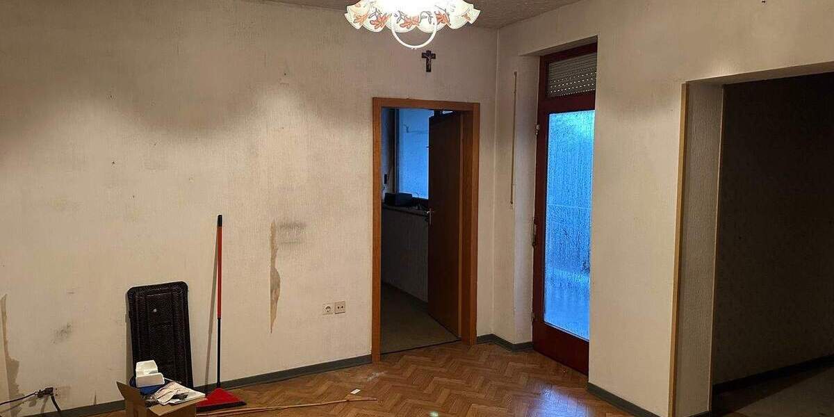 Einfamilienhaus Schiffweiler Heiligenwald - 8 Zimmer, 162 m&sup2;, 126.000&euro; | Angebot:25669773