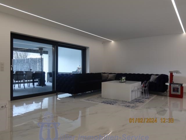 Modernes luxuriöses Wohnhaus, Bungalowstil, mit Außenpool, in schöner Stadtrandlage - Einfamilienhaus Homburg | Angebot:14540143