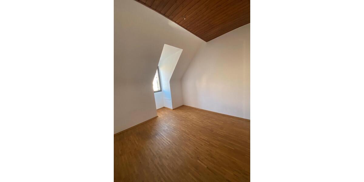 Dachgeschoßwohnung Saarbrücken Eschberg - 4 Zimmer, 125 m&sup2;, 950&euro; | Angebot:25852414