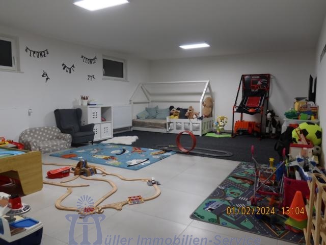 Modernes luxuriöses Wohnhaus, Bungalowstil, mit Außenpool, in schöner Stadtrandlage - Einfamilienhaus Homburg | Angebot:14540143