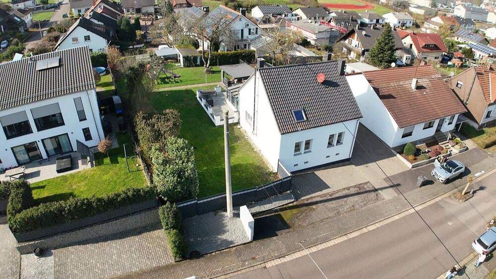 Freistehendes EFH mit großem Garten, Terrasse & Erweiterungspotenzial - saniert, neue Heizung (2023) - Einfamilienhaus Lebach | Angebot:25703541