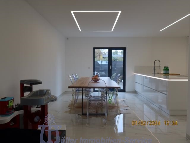 Modernes luxuriöses Wohnhaus, Bungalowstil, mit Außenpool, in schöner Stadtrandlage - Einfamilienhaus Homburg | Angebot:14540143