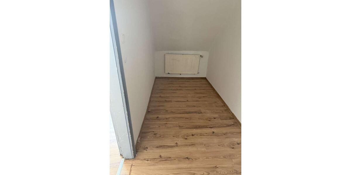 Dachgeschoßwohnung Saarbrücken West - 4 Zimmer, 70 m&sup2;, 700&euro; | Angebot:25415305