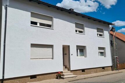 Haus Bexbach - 10 Zimmer, 200 m&sup2;, 300.000&euro; | Angebot:26614841