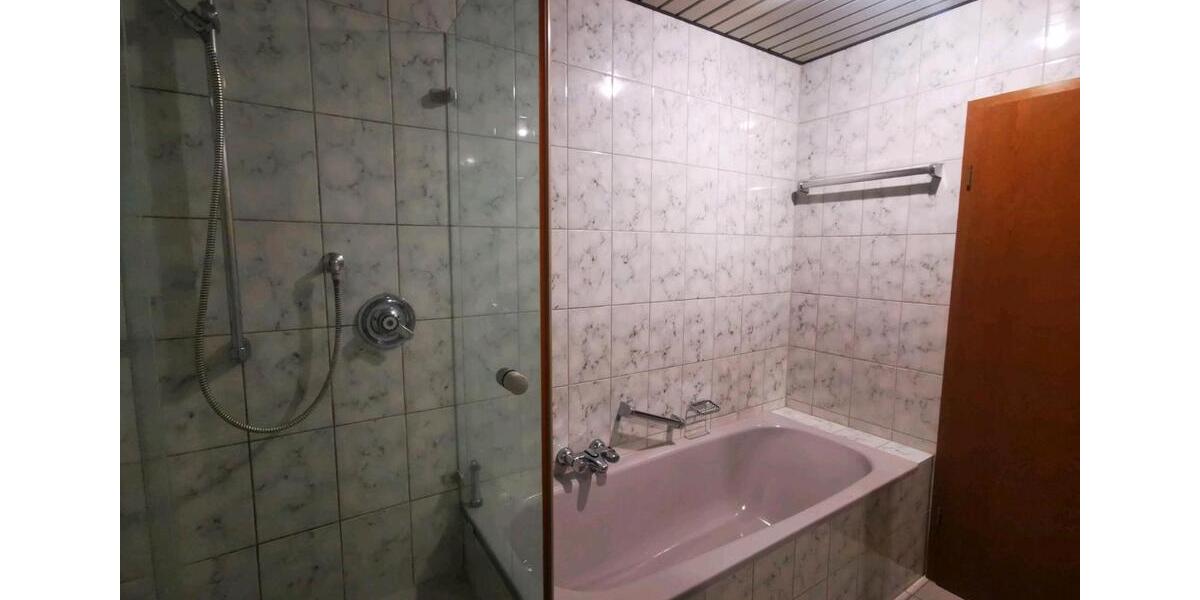 Etagenwohnung Saarbrücken Eschberg - 4 Zimmer, 105 m&sup2;, 990&euro; | Angebot:26643920