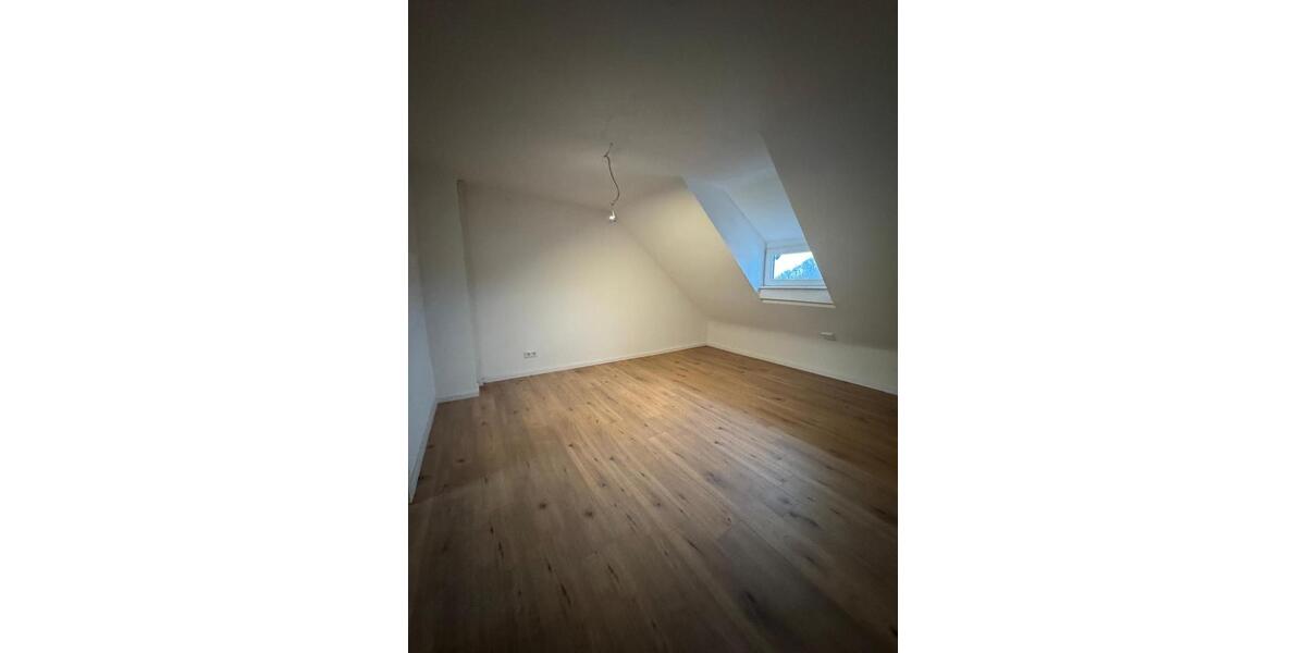 Dachgeschoßwohnung Schiffweiler - 2 Zimmer, 32 m&sup2;, 520&euro; | Angebot:25960876