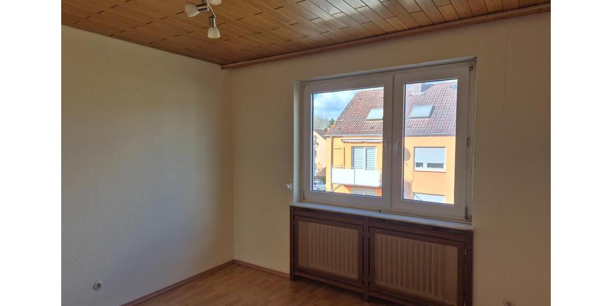 Etagenwohnung Saarbrücken West - 6 Zimmer, 120 m&sup2;, 1.000&euro; | Angebot:25307885