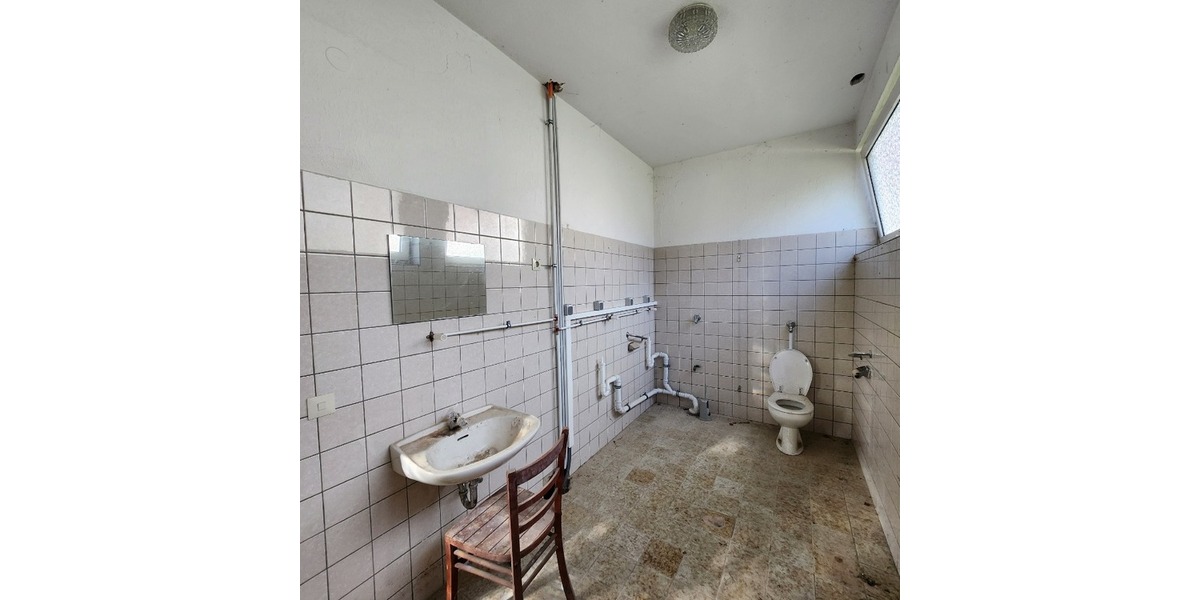 Top-Renditeobjekt: 5 Wohneinheiten im historischen Schulhaus mit großem Entwicklungspotenzial - Mehrfamilienhaus, Wohnhaus Althornbach Bödingerhof | Angebot:24700023