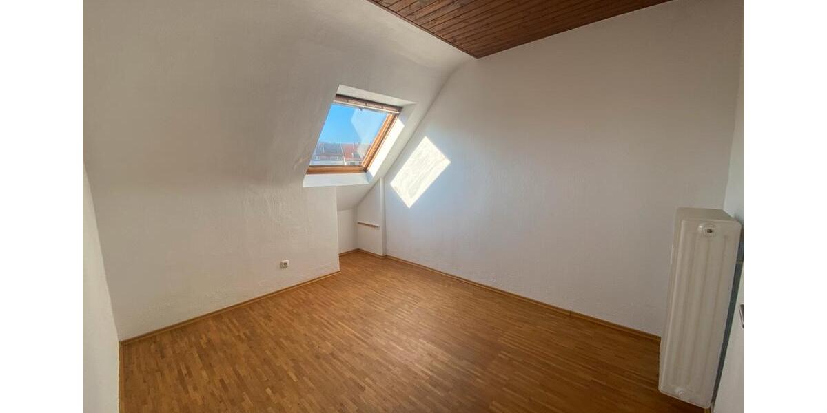 Dachgeschoßwohnung Saarbrücken Eschberg - 4 Zimmer, 125 m&sup2;, 350&euro; | Angebot:25866773