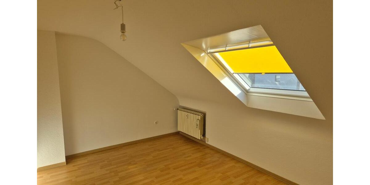 Dachgeschoßwohnung Saarbrücken West - 3 Zimmer, 50 m&sup2;, 400&euro; | Angebot:25298087