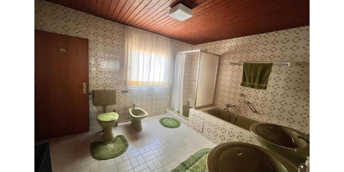 Einfamilienhaus Sankt Ingbert - 9 Zimmer, 219 m&sup2;, 285.000&euro; | Angebot:26992219