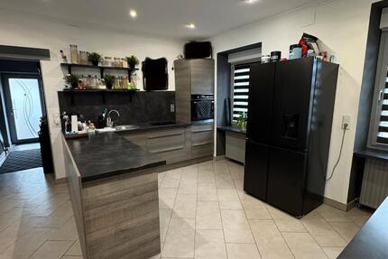 Haus Saarbrücken West - 5 Zimmer, 160 m&sup2;, 245.000&euro; | Angebot:25851082