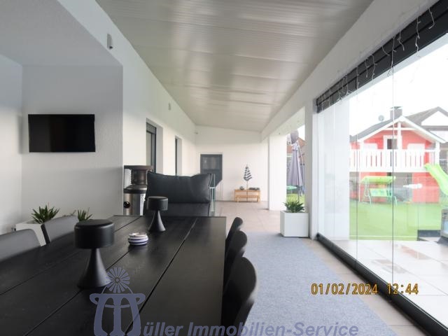 Modernes luxuriöses Wohnhaus, Bungalowstil, mit Außenpool, in schöner Stadtrandlage - Einfamilienhaus Homburg | Angebot:14540143