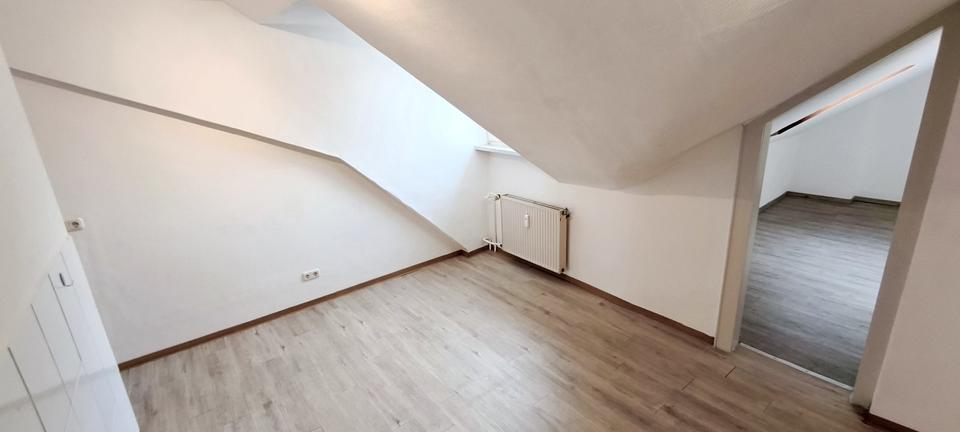 Dachgeschoßwohnung Saarbrücken - 3 Zimmer, 70 m&sup2;, 560&euro; | Angebot:25838102