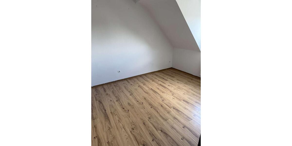 Dachgeschoßwohnung Saarbrücken West - 4 Zimmer, 70 m&sup2;, 700&euro; | Angebot:25415305