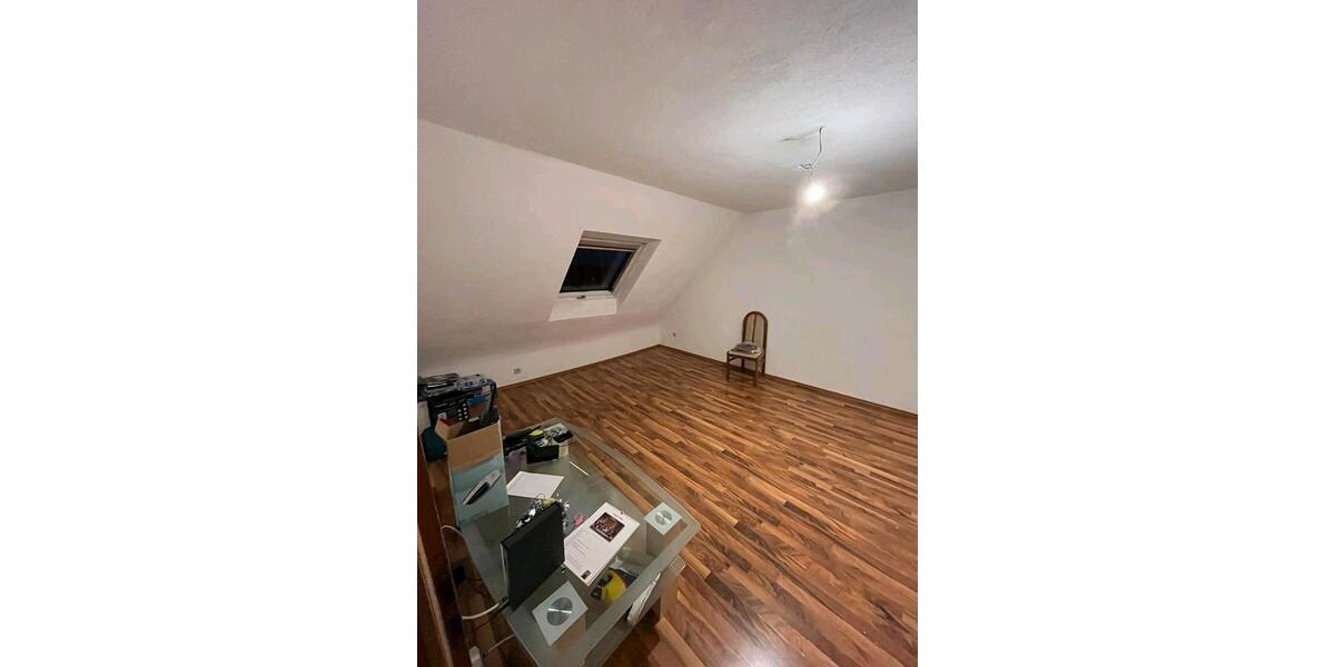 Dachgeschoßwohnung Homburg - 4 Zimmer, 100 m&sup2;, 1.300&euro; | Angebot:25361033