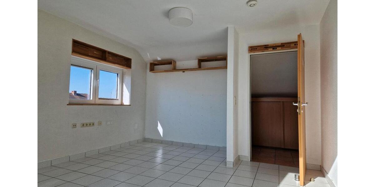 Dachgeschoßwohnung Saarbrücken Kieselhumes - 2.5 Zimmer, 65 m&sup2;, 600&euro; | Angebot:25302445