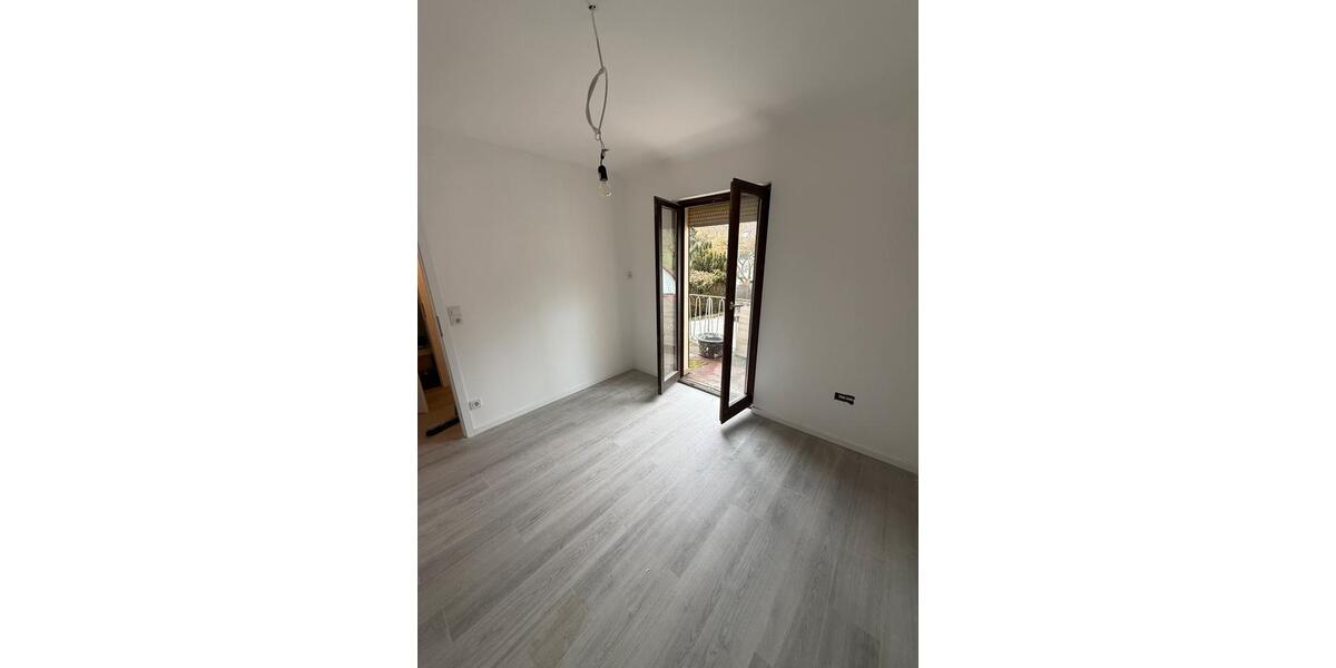 Etagenwohnung Saarbrücken Neue Bremm - 4 Zimmer, 95 m&sup2;, 900&euro; | Angebot:25590856