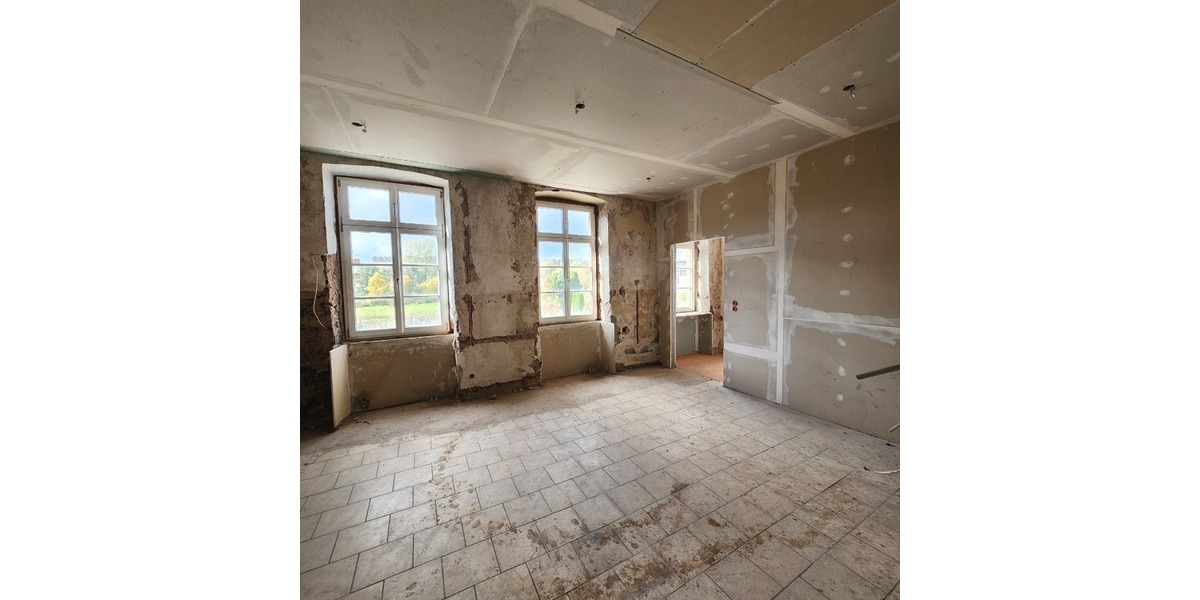 Top-Renditeobjekt: 5 Wohneinheiten im historischen Schulhaus mit großem Entwicklungspotenzial - Mehrfamilienhaus, Wohnhaus Althornbach Bödingerhof | Angebot:24700023