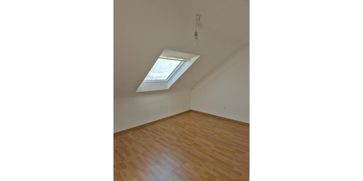 Dachgeschoßwohnung Saarbrücken West - 3 Zimmer, 50 m&sup2;, 400&euro; | Angebot:25298087